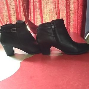 Vionic black booties